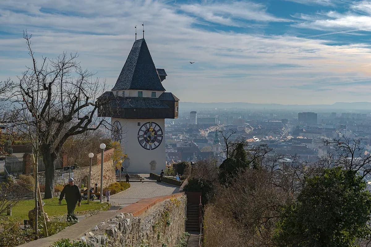 Uhrturm am Grazer Schlossberg mit Blick über die Stadt