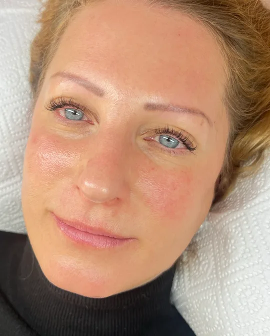 Nahaufnahme eines dezenten, natürlichen Wimpernlooks bei blauen Augen