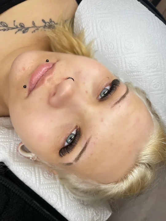 Dichter Wimpernkranz bei blauen Augen – Präzise Lash-Arbeit von Sarah Krasnic