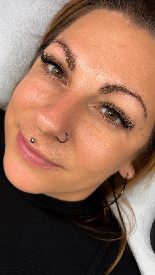 Dichte, geschwungene Wimpern bei haselnussgrünen Augen in Graz