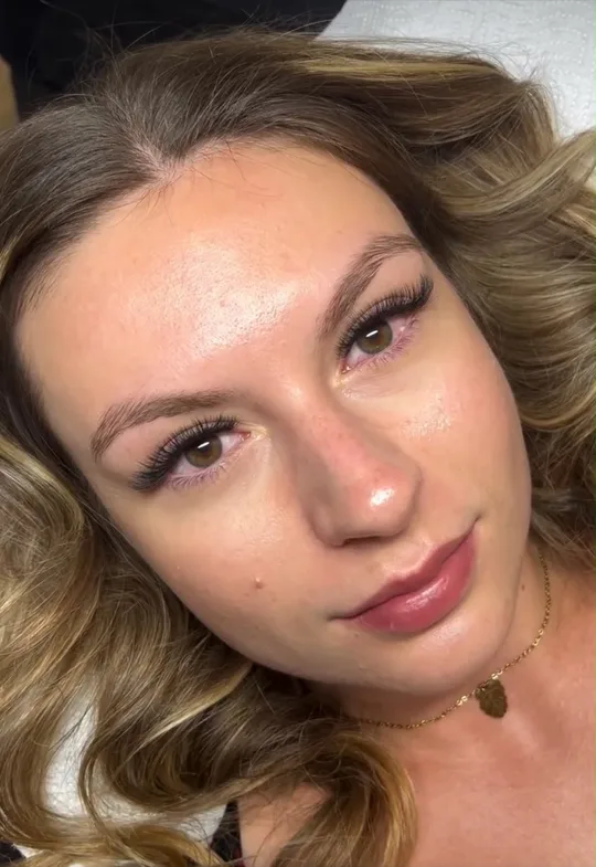 Porträt einer Kundin mit geschwungenen Wimpernextensions im Studio Lashes Sarah Krasnic Graz