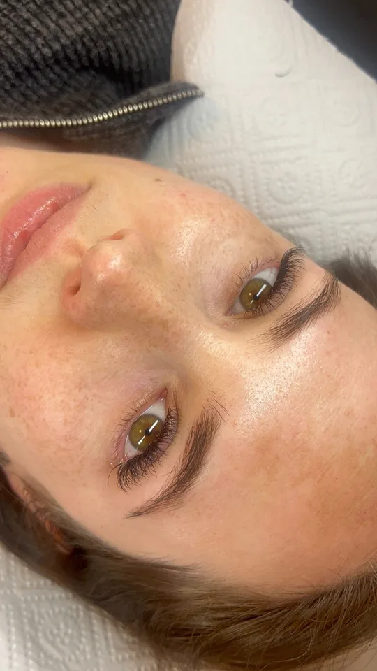 Feiner Wimpernlook bei braunen Augen in der Nahaufnahme
