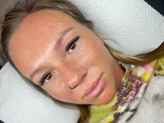 Porträt einer Kundin mit Volumen-Wimpern und braunen Augen in Graz