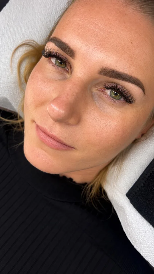 Voluminöse, geschwungene Wimpern bei grünen Augen – Studio Sarah Krasnic Graz